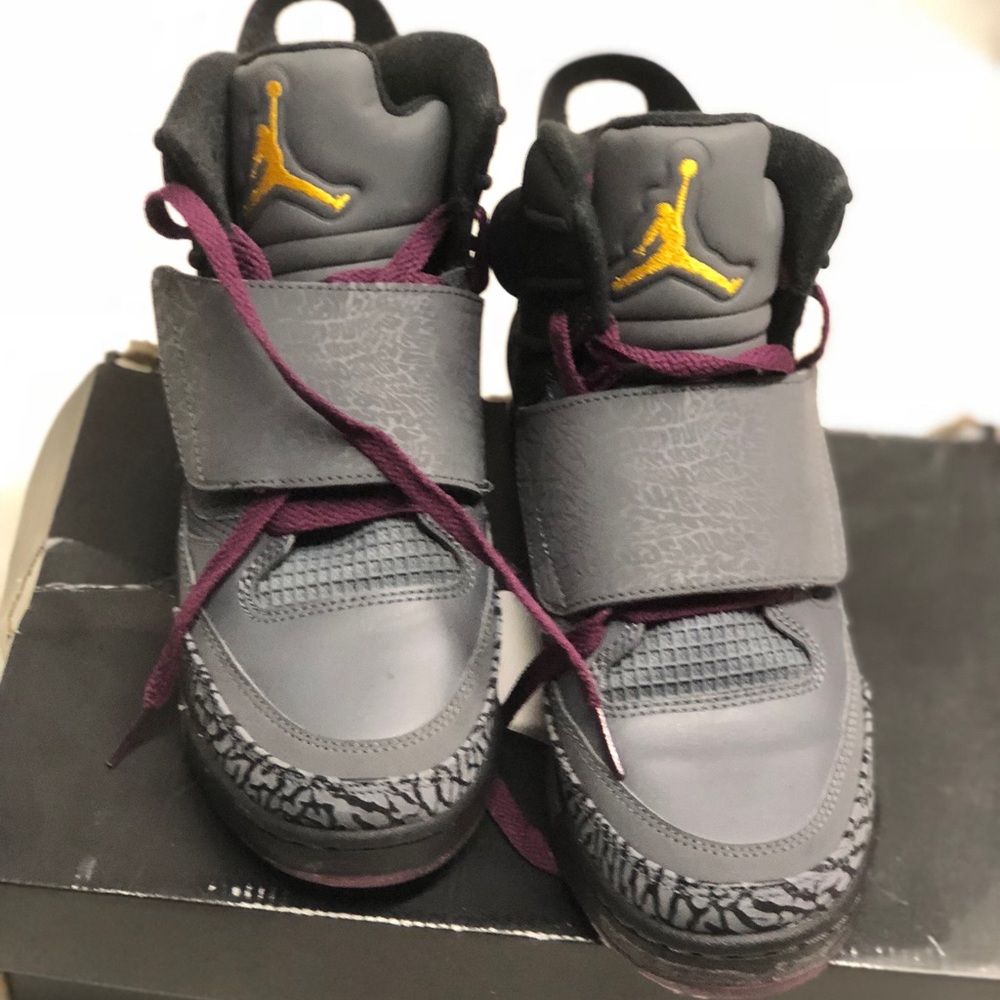 Size 6 Jordan’s! Worn once. Comes with box!